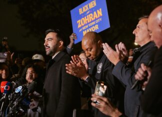 En el centro, el candidato demócrata a la alcaldía de Nueva York, Zohran Mamdani, rodeado de simpatizantes del partido.