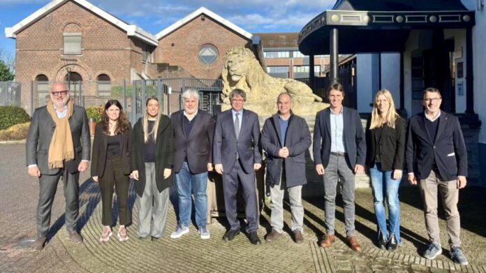 Foto de familia de la cúpula de Junts en Waterloo.