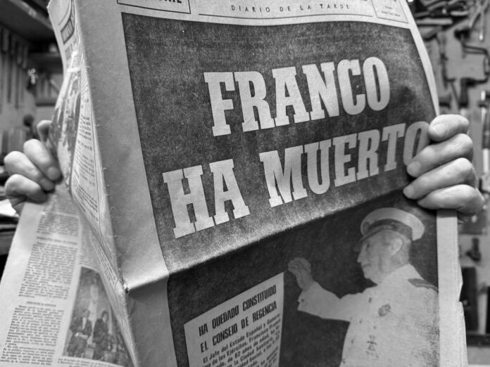 Portada de un periódico anunciando la muerte De Francisco Franco el 20 de noviembre de 1975.