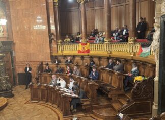 Bandera de España colocada en el Salón de Plenos del Ayuntamiento de Barcelona por simpatizantes y afiliados de VOX.