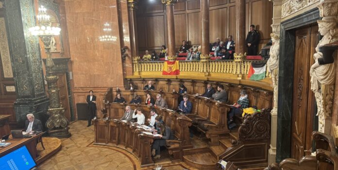 Bandera de España colocada en el Salón de Plenos del Ayuntamiento de Barcelona por simpatizantes y afiliados de VOX.