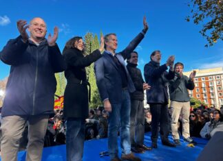 De izquierda a derecha, Miguel Tellado, Isabel Díaz Ayuso, Alberto Núñez Feijóo, José María Aznar, Mariano Rajoy y José Luis Martínez Almeida.