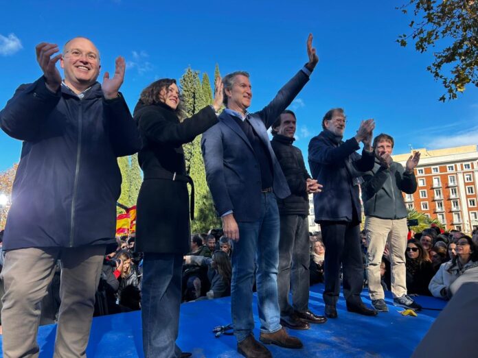 De izquierda a derecha, Miguel Tellado, Isabel Díaz Ayuso, Alberto Núñez Feijóo, José María Aznar, Mariano Rajoy y José Luis Martínez Almeida.