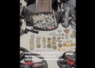 Detenidos dos hombres por expoliar un yacimiento subacuático en una playa del Tarragonès Vista de algunas de las piezas arqueológicas incautadas a los detenidos por los Mossos.