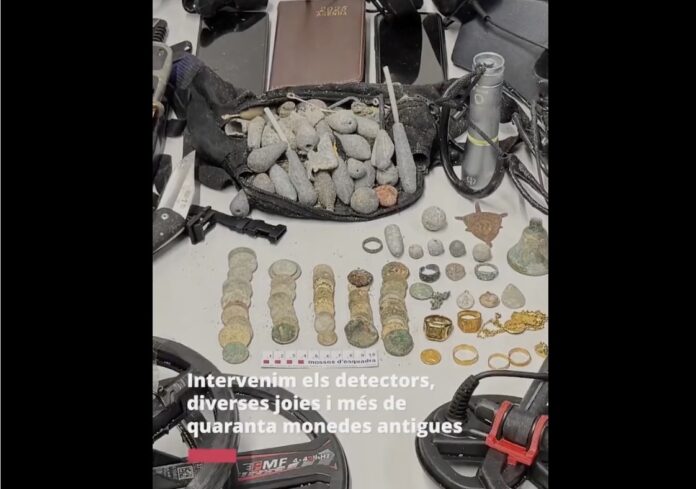 Vista de algunas de las piezas arqueológicas incautadas a los detenidos por los Mossos.