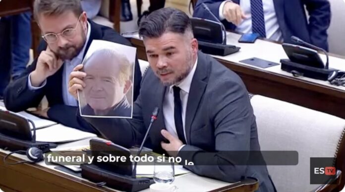Gabriel Rufián mostrando la cara de una de las víctimas de la DANA de Valencia durante el interrogatorio al aún presidente de la Comunidad Valenciana, Carlos Mazón, en el Congreso.