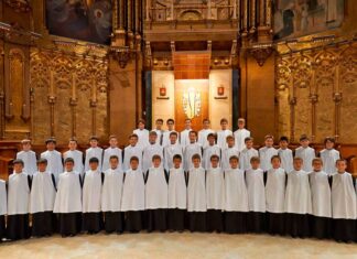 Niños de la Escolanía de Montserrat posando en el interior del monasterio.