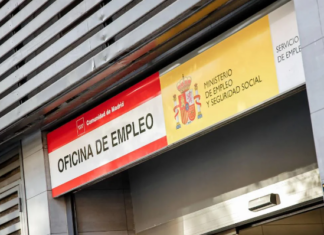 Récord de funcionarios y subidas sin fin: el Estado que crece mientras España se estanca