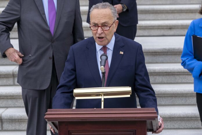Se hunde el cierre de Schumer: ocho demócratas rompen filas