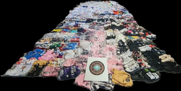 El mayor operativo contra el top manta en Castelldefels retira más de 12.000 productos falsificados