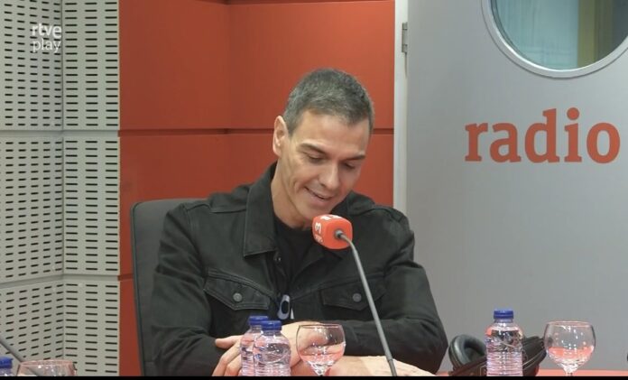 Pedro Sánchez en el estudio de Radio 3 el pasado mes de noviembre.