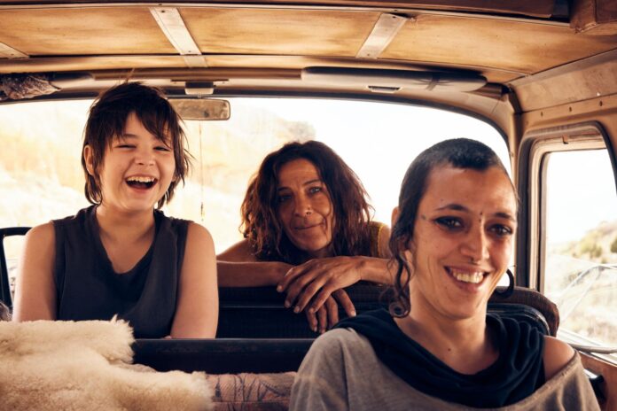 De izquierda a derecha, Bruno Núñez, Stefania Gadda y Jade Oukid, tres de los protagonistas de la película española Sirat.