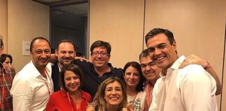 En el centro, con gafas, Paco Salazar, acompañado de José Luis Ábalos, Adriana Lastra, Santos Cerdán, Pedro Sánchez, Begoña Gómez y Sofía Hernanz.