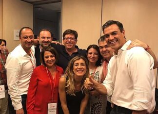 En el centro, con gafas, Paco Salazar, acompañado de José Luis Ábalos, Adriana Lastra, Santos Cerdán, Pedro Sánchez, Begoña Gómez y Sofía Hernanz.