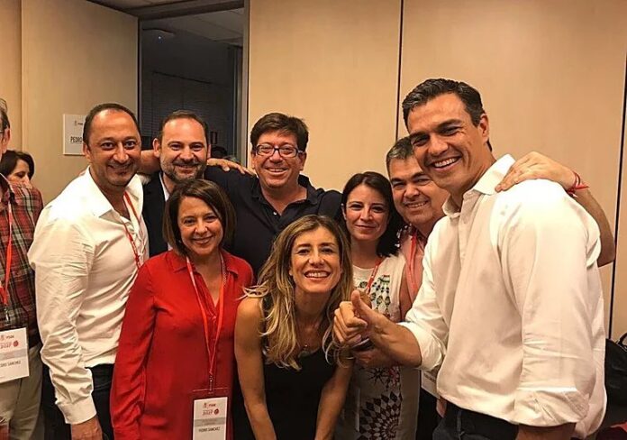En el centro, con gafas, Paco Salazar, acompañado de José Luis Ábalos, Adriana Lastra, Santos Cerdán, Pedro Sánchez, Begoña Gómez y Sofía Hernanz.