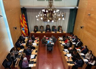 Vista de la Corporación municipal de Badalona durante la celebración del Pleno que ha dado luz verde a los Presupuestos para 2026.