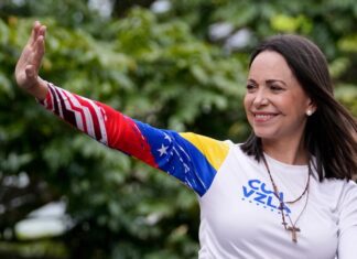 María Corina Machado saluda durante un acto público en Venezuela
