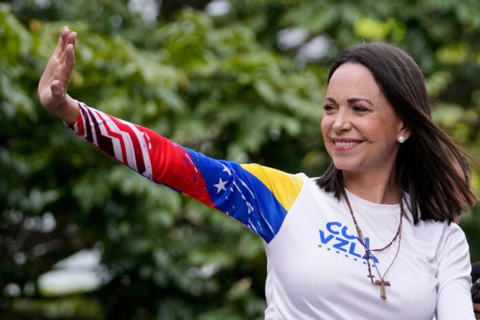 María Corina Machado saluda durante un acto público en Venezuela