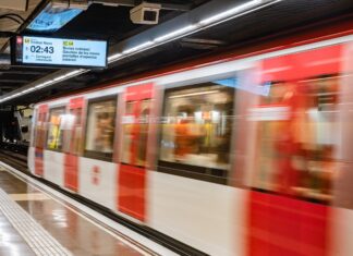 Vista de un convoy del Metro de Barcelona en la estación de Trinitat Nova.