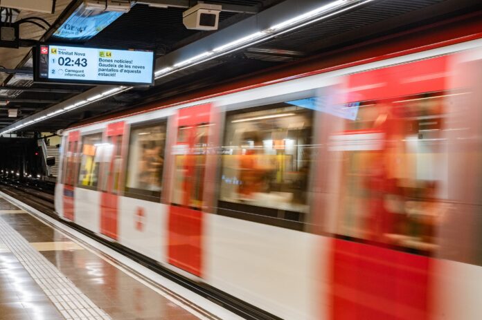 Vista de un convoy del Metro de Barcelona en la estación de Trinitat Nova.