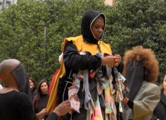 La gestora de Periferia Cimarronas, Sílvia Albert Sopale, durante una representación teatral reciente.