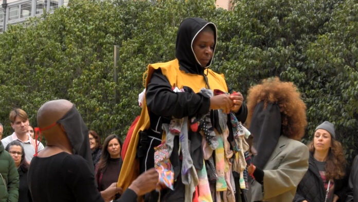 La gestora de Periferia Cimarronas, Sílvia Albert Sopale, durante una representación teatral reciente.