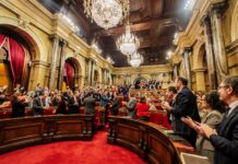 Momento de la aprobación este jueves en el Parlament de la nueva ley de medidas urgentes en materia de vivienda.