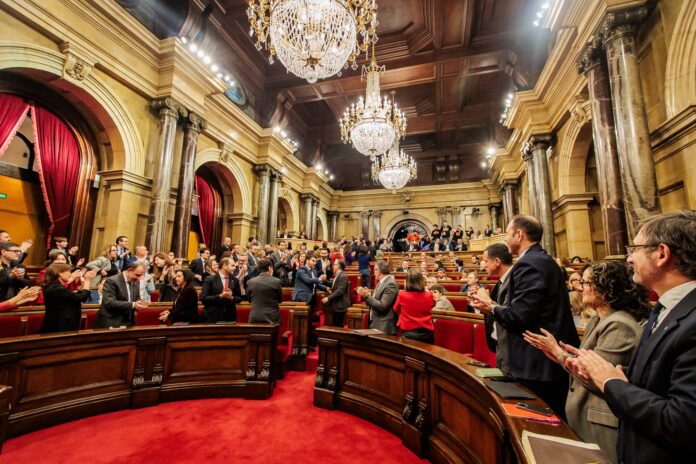 Momento de la aprobación este jueves en el Parlament de la nueva ley de medidas urgentes en materia de vivienda.