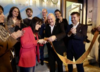 De izquierda a derecha, Silvia Orriols, Jordi Amela y Oriol Gès durante la inauguración de la nueva sede de Aliança Catalana en Barcelona.