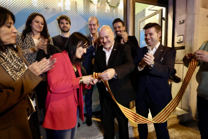De izquierda a derecha, Silvia Orriols, Jordi Amela y Oriol Gès durante la inauguración de la nueva sede de Aliança Catalana en Barcelona.