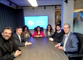 Aliança Catalana se prepara para las elecciones de 2027 y abre sede en Barcelona La cúpula de Aliança Catalana en la nueva sede del partido en Barcelona.