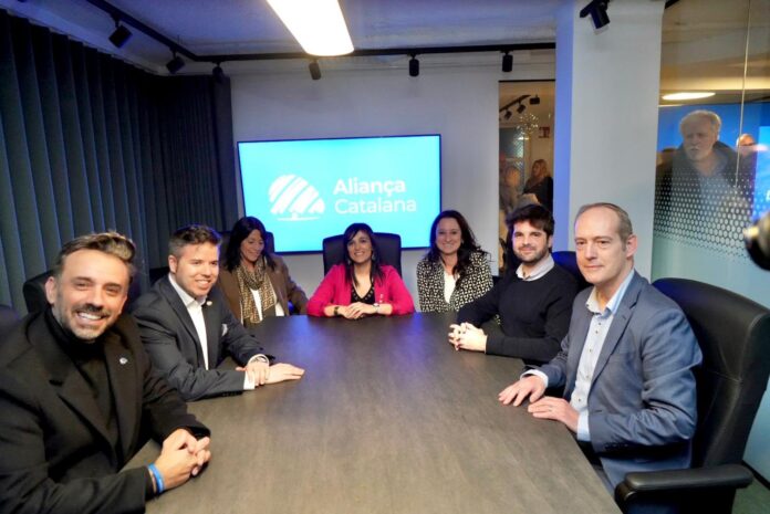 La cúpula de Aliança Catalana en la nueva sede del partido en Barcelona.