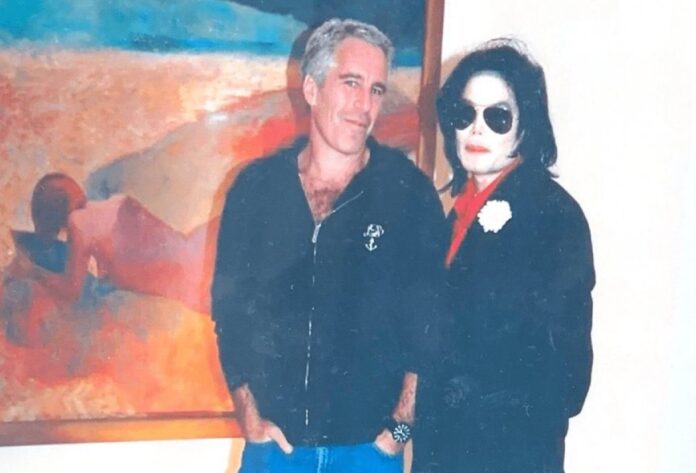 Jeffrey Epstein posa junto a Michael Jackson en una imagen incluida en los archivos del caso hechos públicos en Estados Unidos.