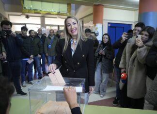La candidata del PP de Extremadura, María Guardiola, votando esta mañana.