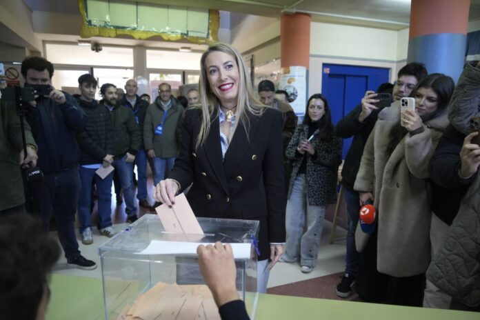 La candidata del PP de Extremadura, María Guardiola, votando esta mañana.