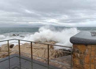 El Mediterráneo rompe con fuerza en L'Escala debido al temporal (Protecció Civil).