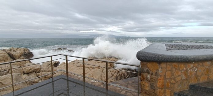 El Mediterráneo rompe con fuerza en L'Escala debido al temporal (Protecció Civil).