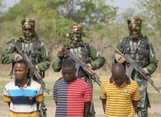 Milicianos de Boko Haram, la faceta nigeriana del DAESH, a punto de ejecutar a tres cristianos.