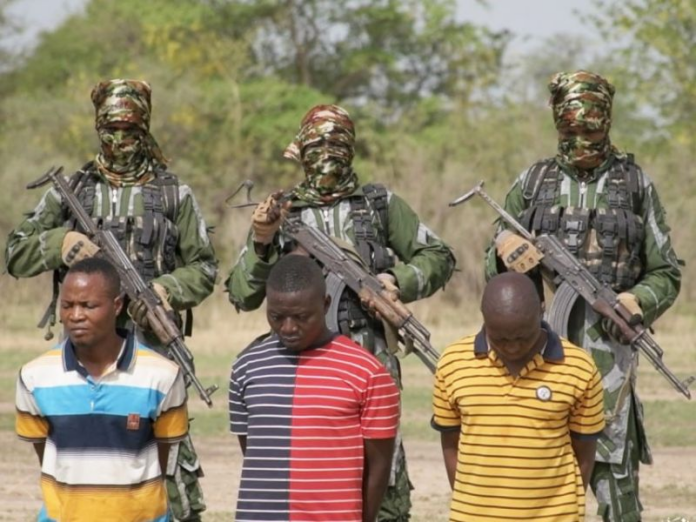 Milicianos de Boko Haram, la faceta nigeriana del DAESH, a punto de ejecutar a tres cristianos.