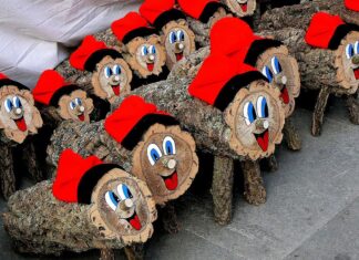 Sorpresa en Cataluña: dos de cada diez ciudadanos ya no saben qué se celebra realmente en Navidad Muñecos del Caga Tió hechos de madera, con las caras pintadas y el tradicional gorro catalán.