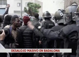 Concluye el desalojo de 400 okupas que residían ilegalmente en un edificio público en Badalona Un momento del desalojo de los 400 okupas de un edificio público de Badalona (Cuatro).