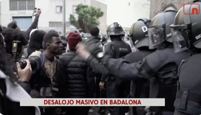 Un momento del desalojo de los 400 okupas de un edificio público de Badalona (Cuatro).