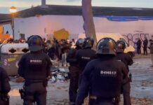 El PP exige a Collboni un plan para evitar que los okupas de Badalona acaben instalándose en Barcelona Un momento del desalojo de los cerca de 400 okupas que vivían en el instituto B9, en Badalona.
