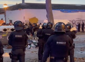 El PP exige a Collboni un plan para evitar que los okupas de Badalona acaben instalándose en Barcelona Un momento del desalojo de los cerca de 400 okupas que vivían en el instituto B9, en Badalona.