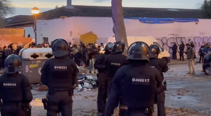 Un momento del desalojo de los cerca de 400 okupas que vivían en el instituto B9, en Badalona.