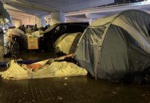 Albiol explica que el coste de mantener a los desalojados del B9 sería de 8 millones de euros al año Tiendas de campaña de los desalojados del instituto B9 de Badalona bajo el puente de la autopista C-31.