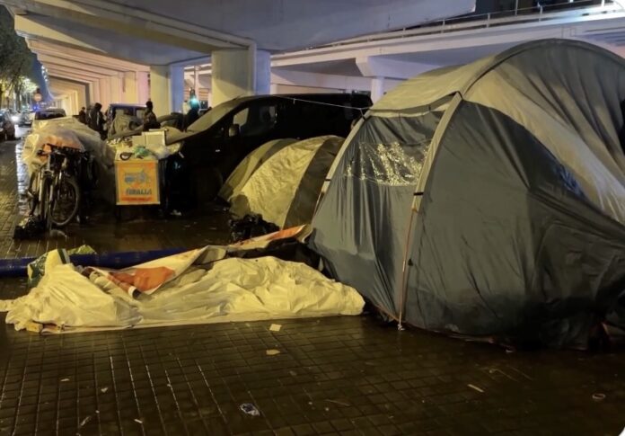 Tiendas de campaña de los desalojados del instituto B9 de Badalona bajo el puente de la autopista C-31.
