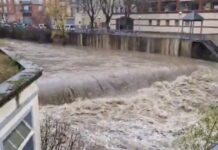 El río Fluvià con un gran caudal de agua marrón y turbulenta cruzando la ciudad de Olot durante la llevantada.