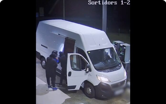 Captura de pantalla del momento en el que uno de los grupos roba en el interior de una furgoneta que repostaba en una gasolinera (Mossos d'Esquadra).