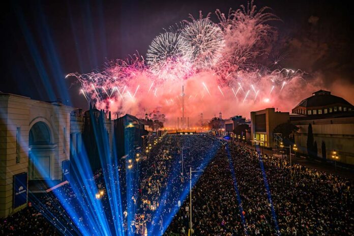 Fuegos artificiales en la Avenida de la Reina Maria Cristina de Barcelona para celebrar la fiesta de Fin de Año.